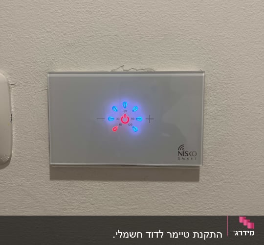 תרמוסטט חכם מותקן על קיר עם תאורה צבעונית